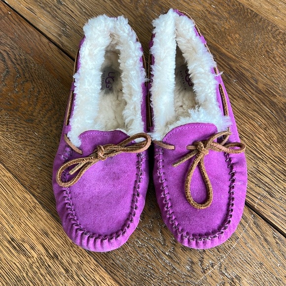 UGG slippers size 4 - Picture 1 of 7